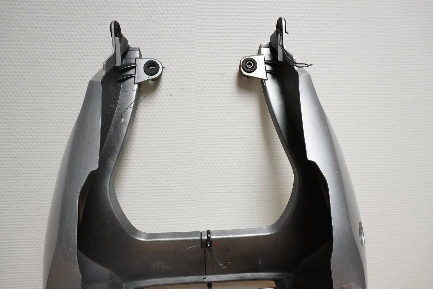 Snett nerifrån på Bakvinge från en Suzuki SV 650 -2004 motorcykel.