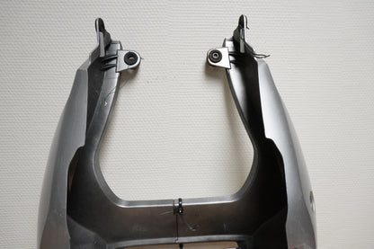 Snett nerifrån på Bakvinge från en Suzuki SV 650 -2004 motorcykel.