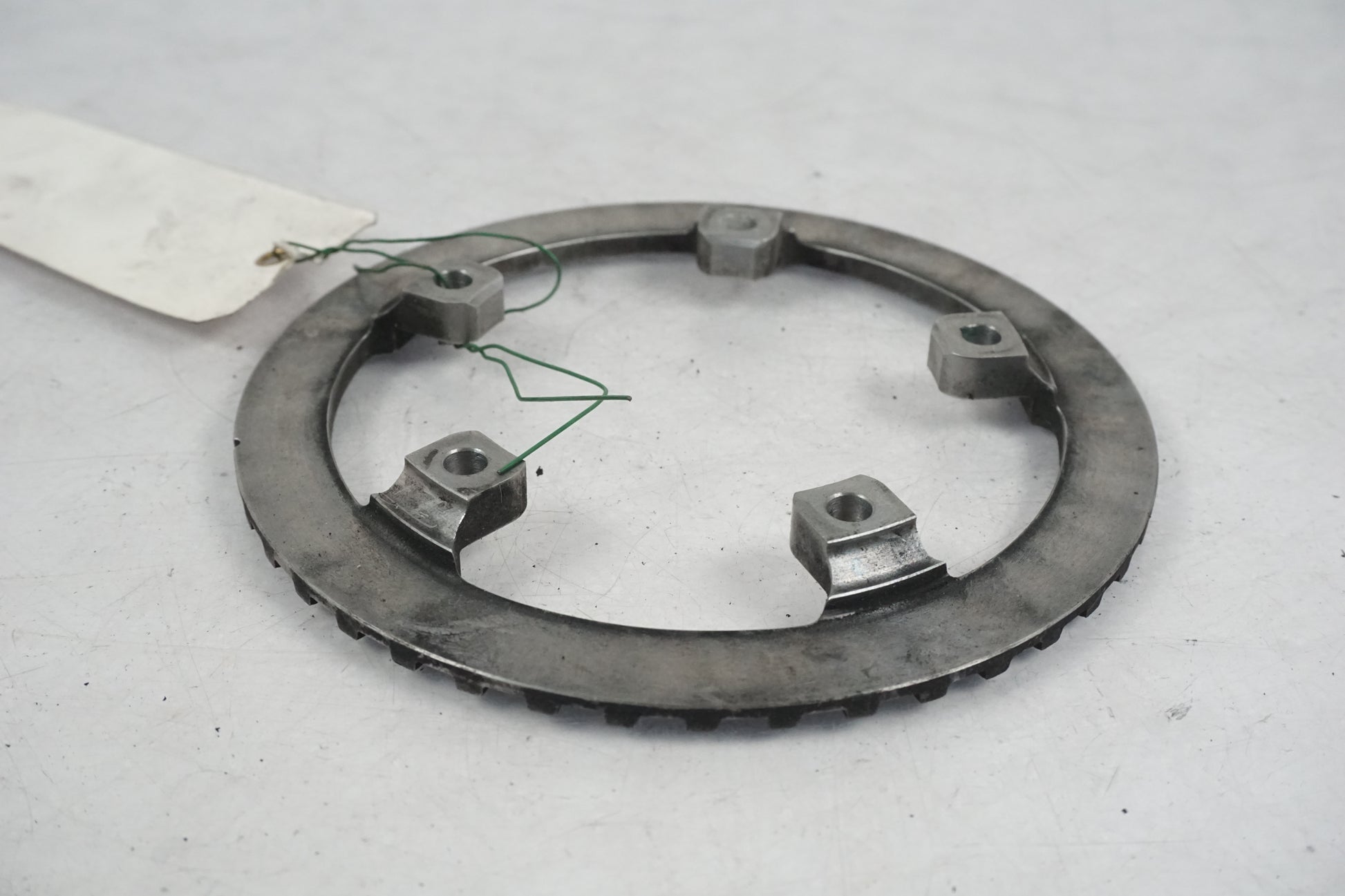 Vänster sida på ABS krans från en Yamaha FZ-6 -2008 motorcykel.