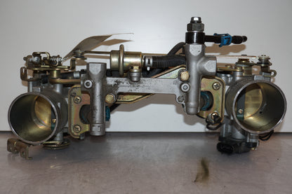 Framsidan på Spjällhus från en Suzuki TL 1000 S -1997 motorcykel.