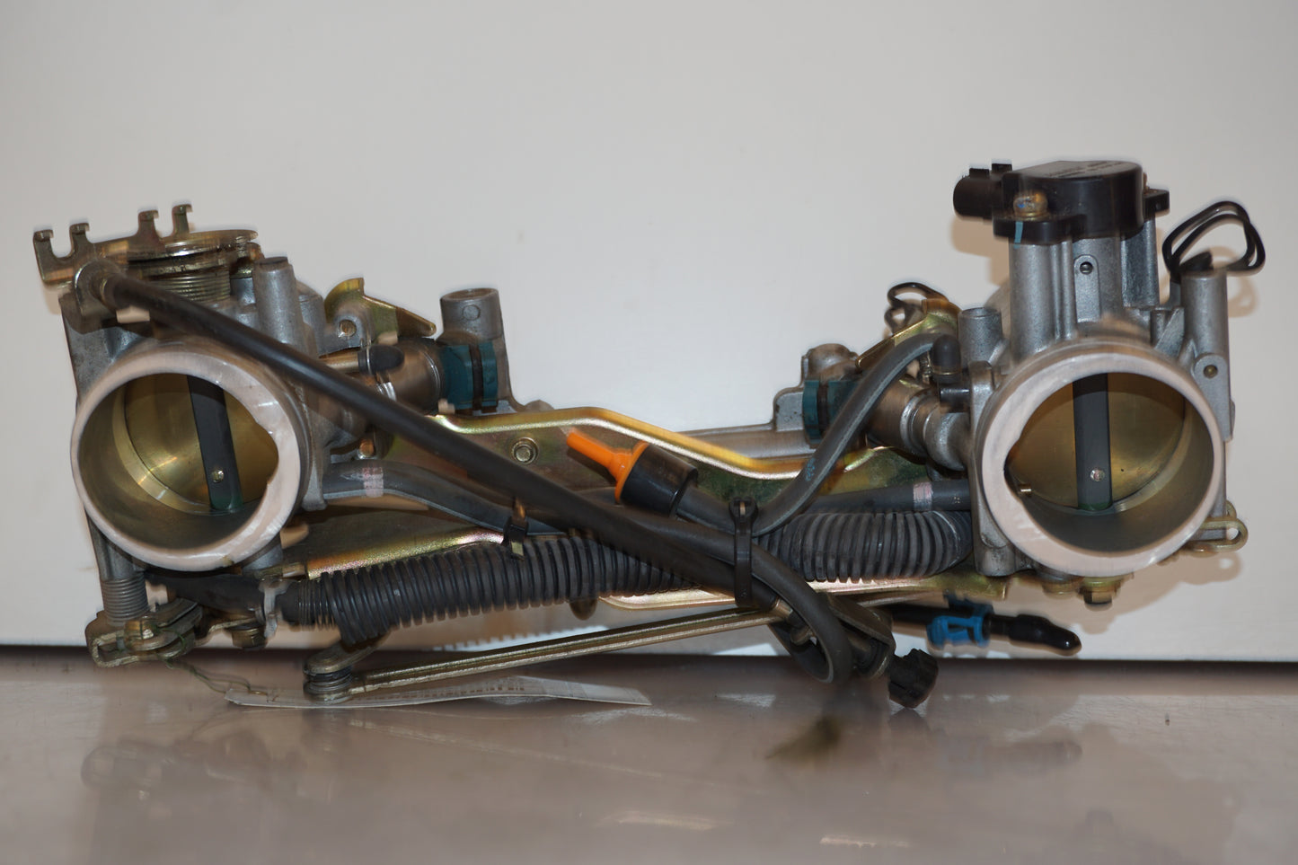 Höger sida på Spjällhus från en Suzuki TL 1000 S -1997 motorcykel.