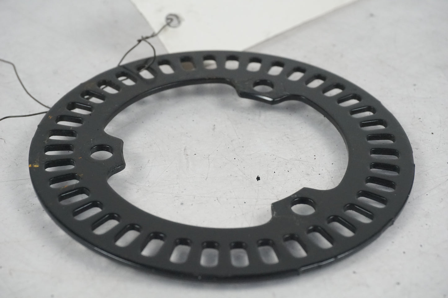 Framsidan på ABS krans från en Yamaha MT-07 Tracer -2016 motorcykel.