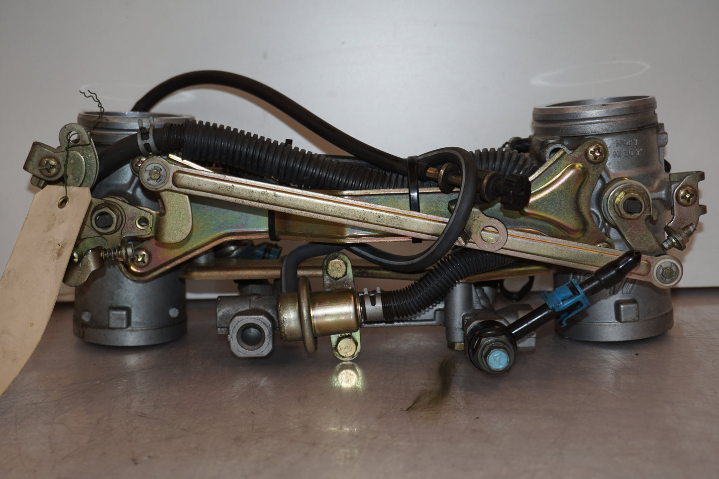 Vänster sida på Spjällhus från en Suzuki TL 1000 S -1997 motorcykel.