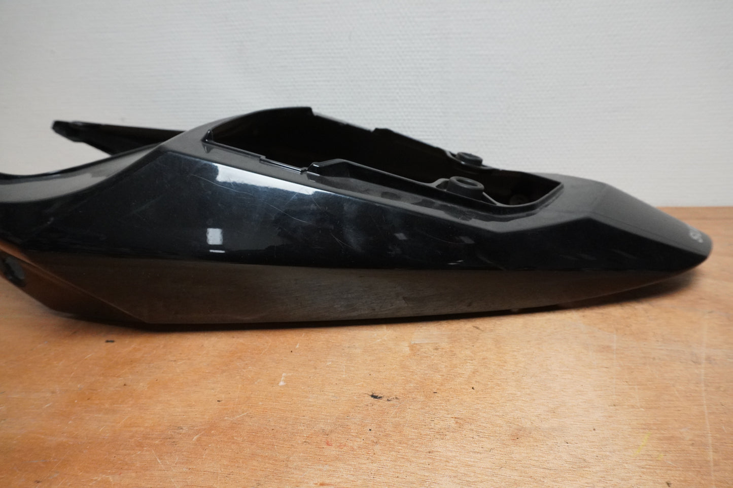 Vänster sida på Bakvinge från en Suzuki GSX-R 600 -2004 motorcykel.