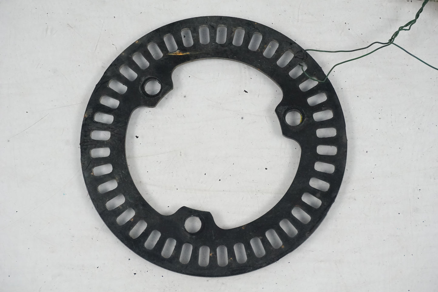 Framsidan på ABS krans från en Yamaha MT-09 Tracer -2016 motorcykel.