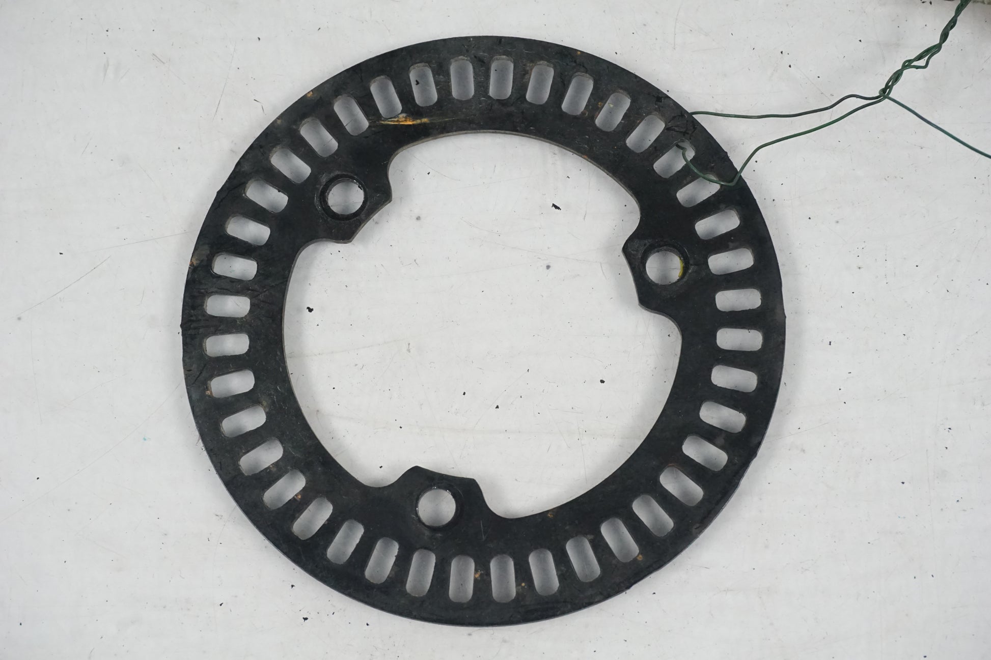 Framsidan på ABS krans från en Yamaha MT-09 Tracer -2016 motorcykel.