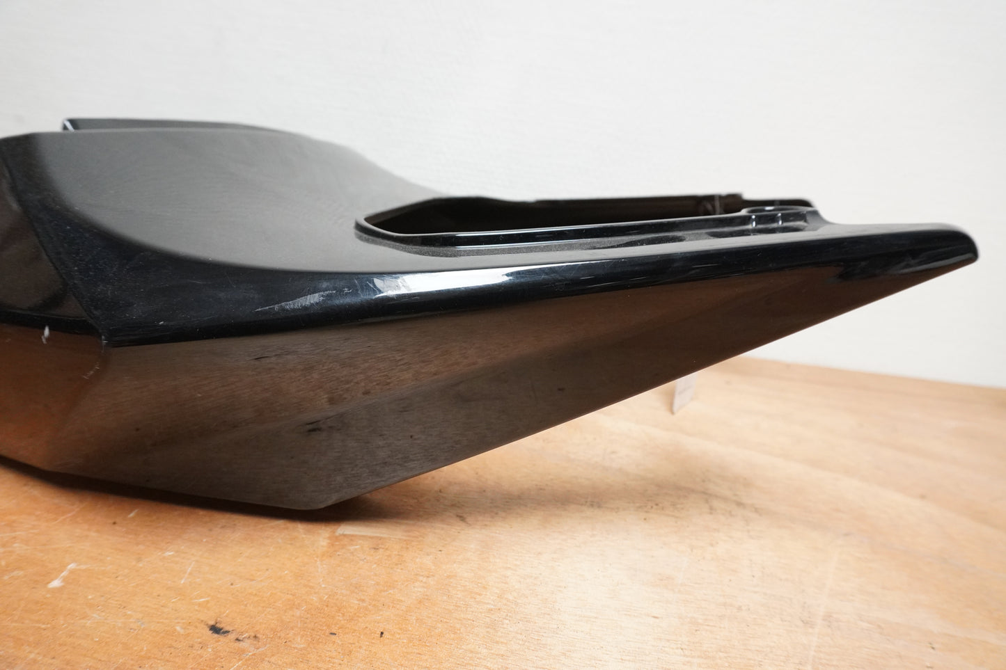 Snett uppifrån på Bakvinge från en Suzuki GSX-R 600 -2004 motorcykel.