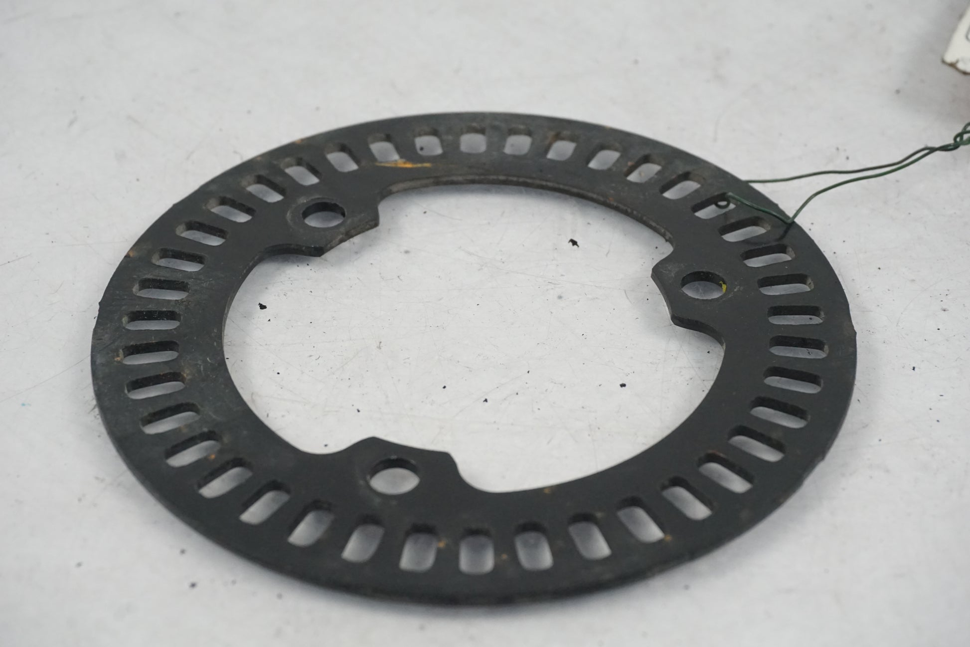 Baksidan på ABS krans från en Yamaha MT-09 Tracer -2016 motorcykel.