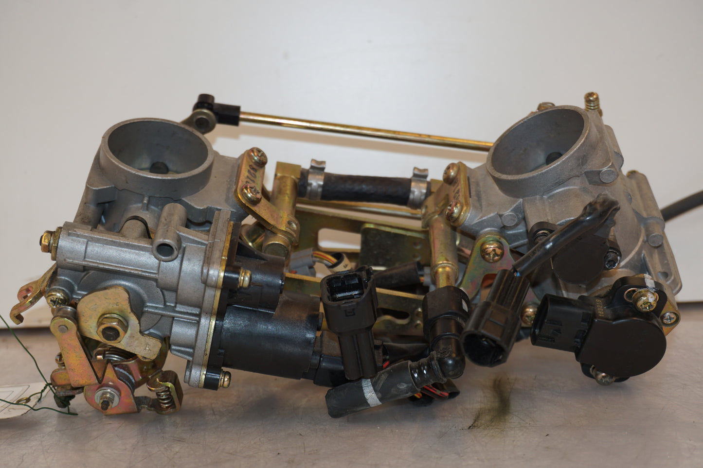 Vänster sida på Spjällhus från en Suzuki SV 650 -2006 motorcykel.