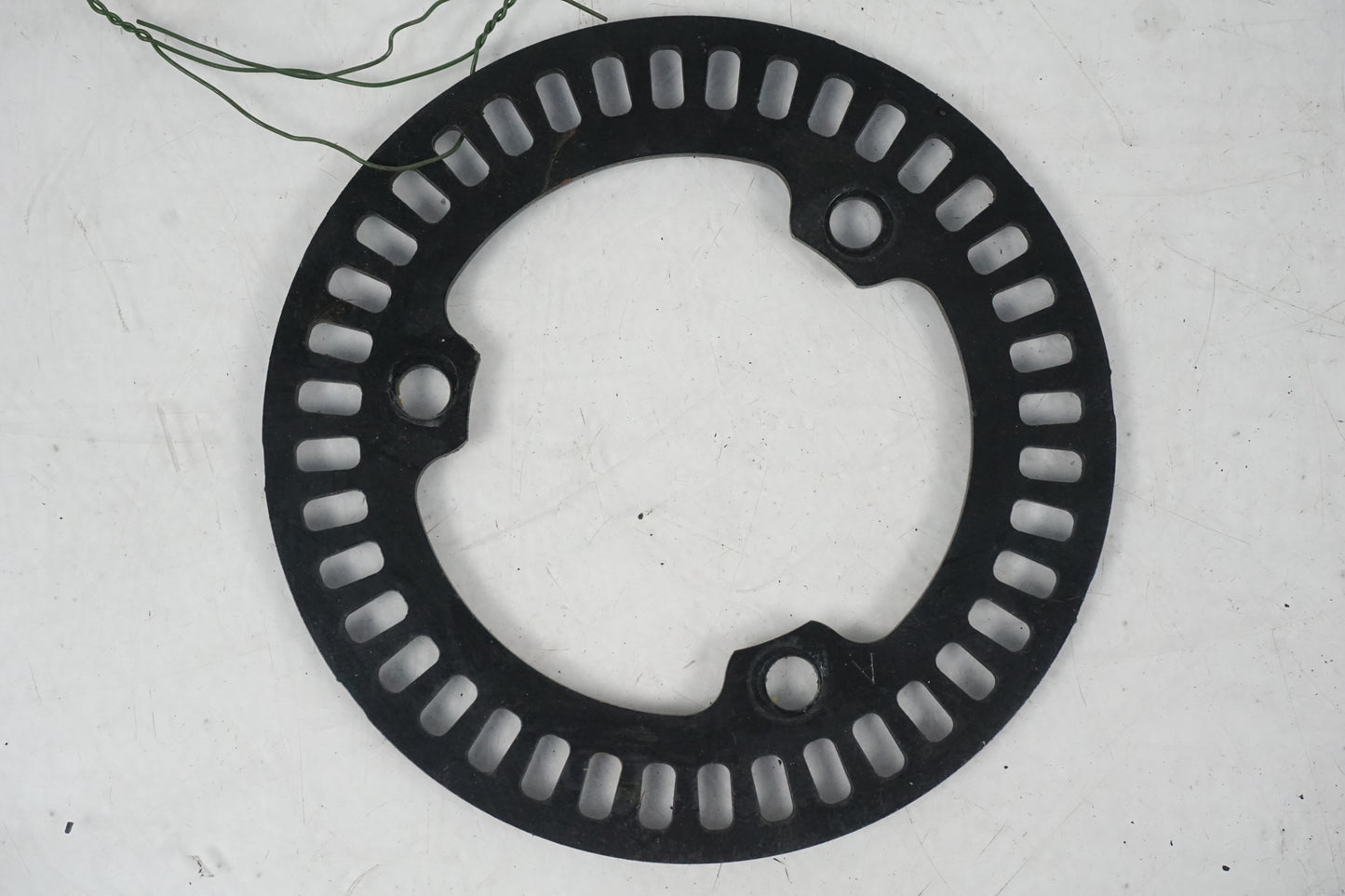 Framsidan på ABS krans från en Yamaha MT-07 -2014 motorcykel.