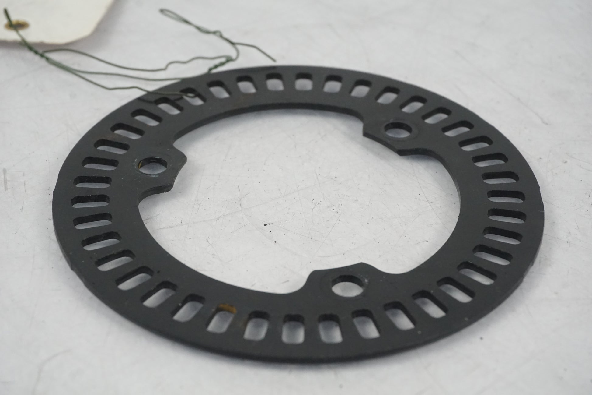 Baksidan på ABS krans från en Yamaha MT-07 -2014 motorcykel.