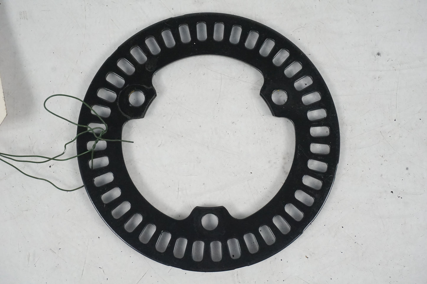 Höger sida på ABS krans från en Yamaha MT-07 -2014 motorcykel.