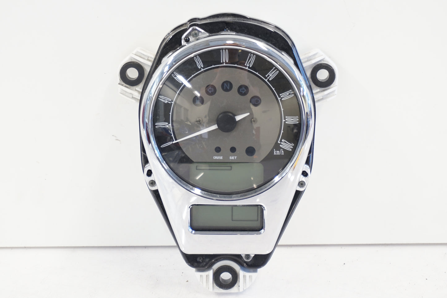 Framsidan på Instrumentpanel från en Kawasaki VN 1700 Classic Tourer -2009 motorcykel.