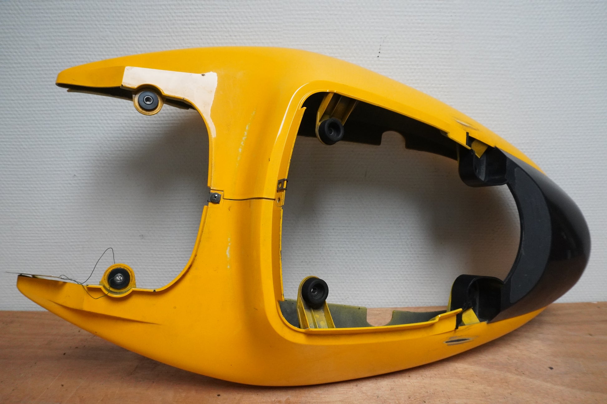 Framsidan på Bakvinge från en Suzuki SV 650 -1999 motorcykel.