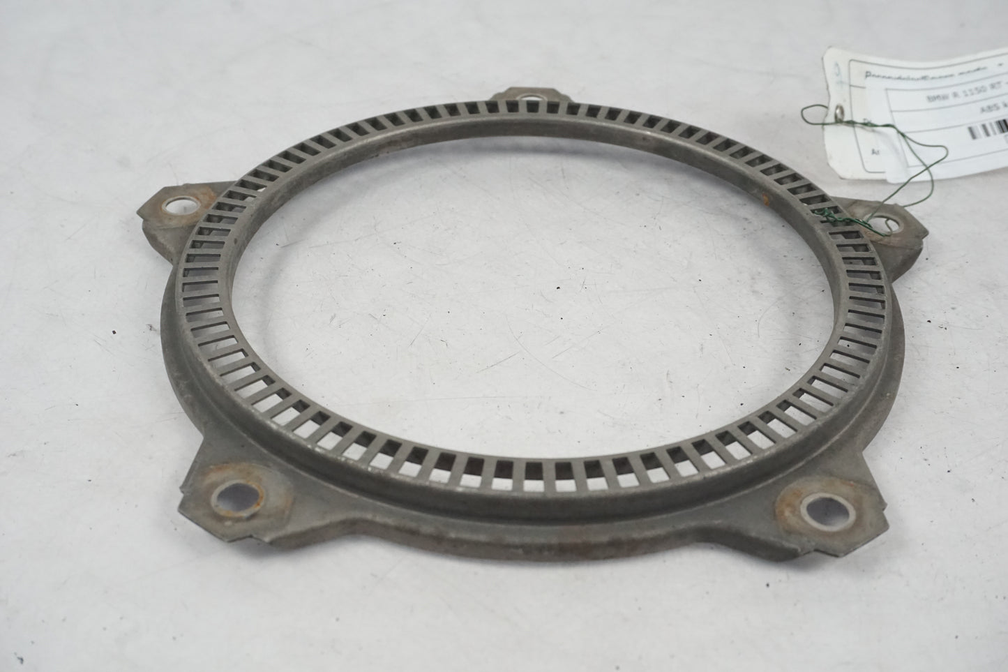 Baksidan på ABS krans från en BMW R 1150 RT -2002 motorcykel.