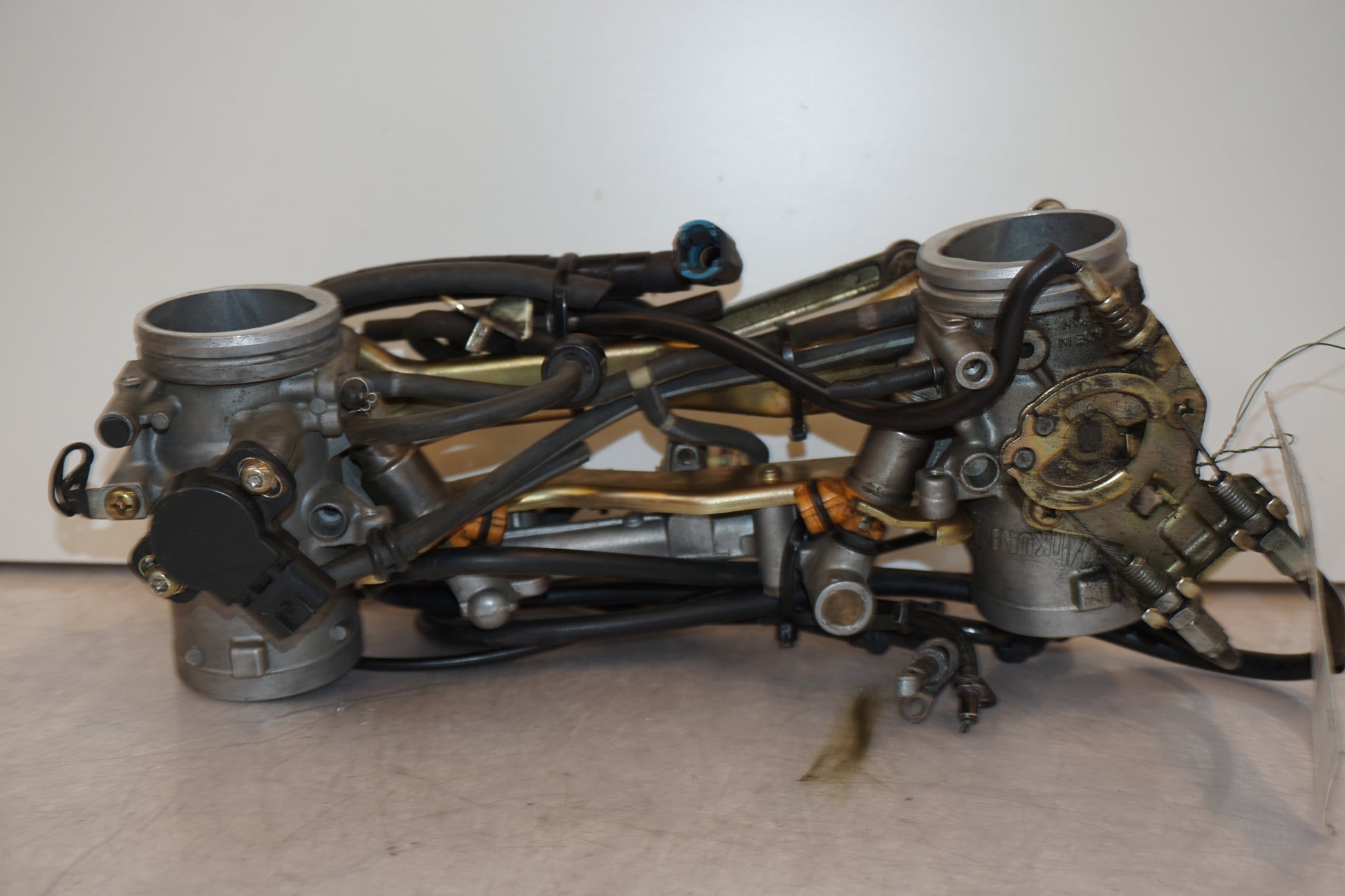 Baksidan på Spjällhus från en Suzuki TL 1000 S -1998 motorcykel.