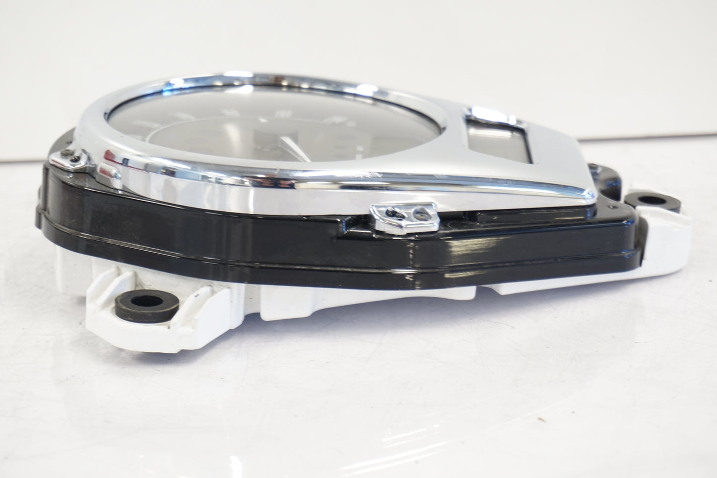 Snett uppifrån på Instrumentpanel från en Kawasaki VN 1700 Classic Tourer -2009 motorcykel.