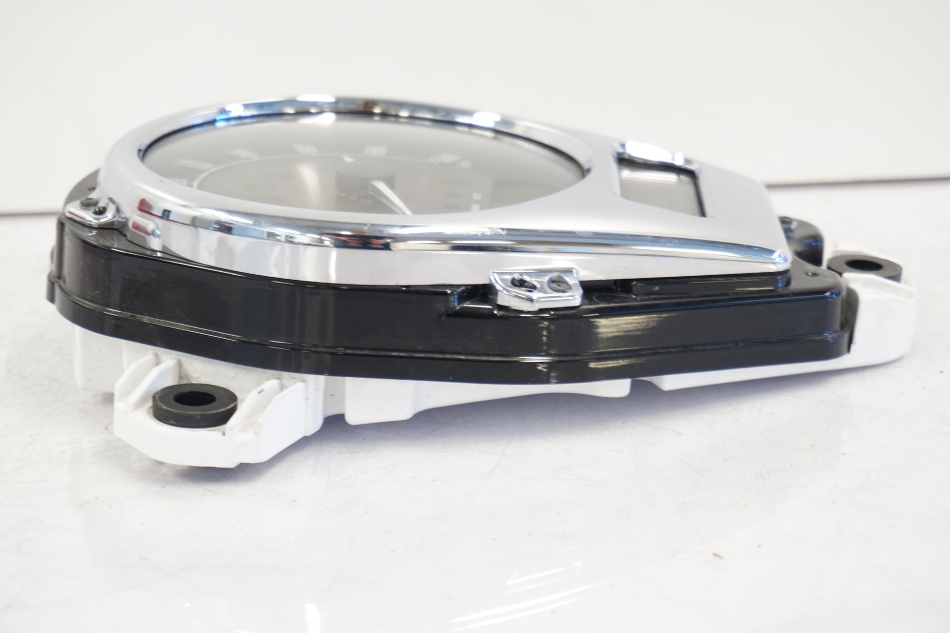 Snett uppifrån på Instrumentpanel från en Kawasaki VN 1700 Classic Tourer -2009 motorcykel.