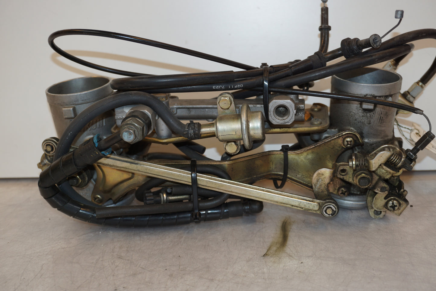 Vänster sida på Spjällhus från en Suzuki TL 1000 S -1998 motorcykel.