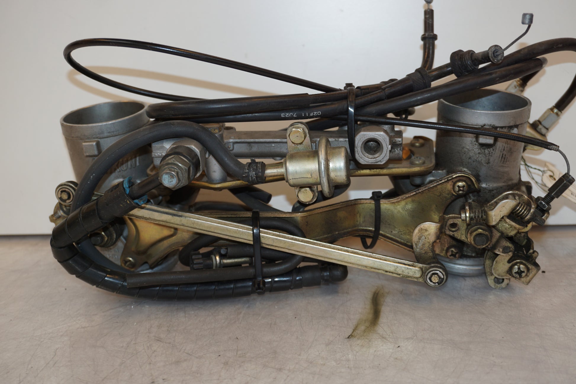 Vänster sida på Spjällhus från en Suzuki TL 1000 S -1998 motorcykel.