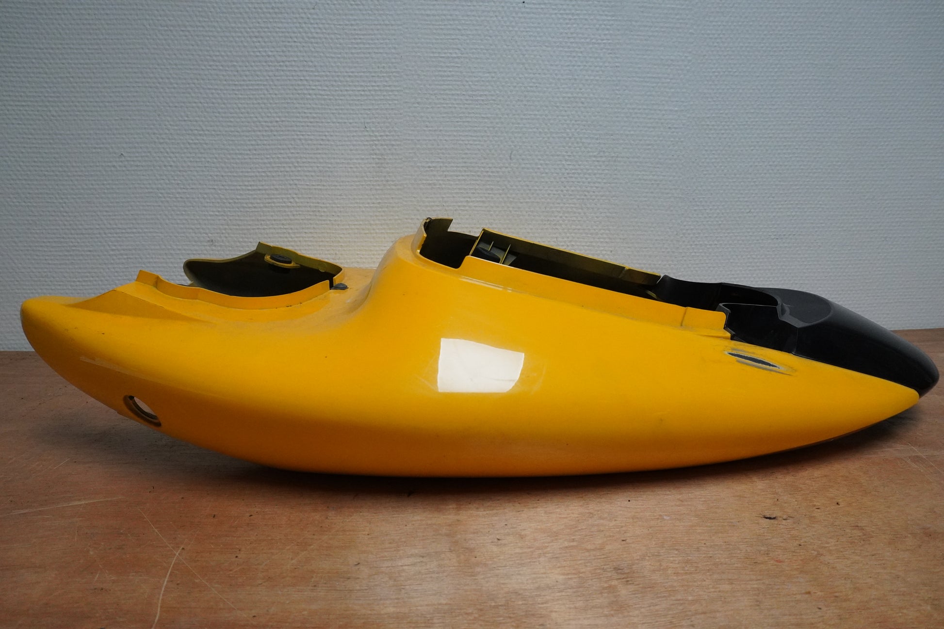 Vänster sida på Bakvinge från en Suzuki SV 650 -1999 motorcykel.