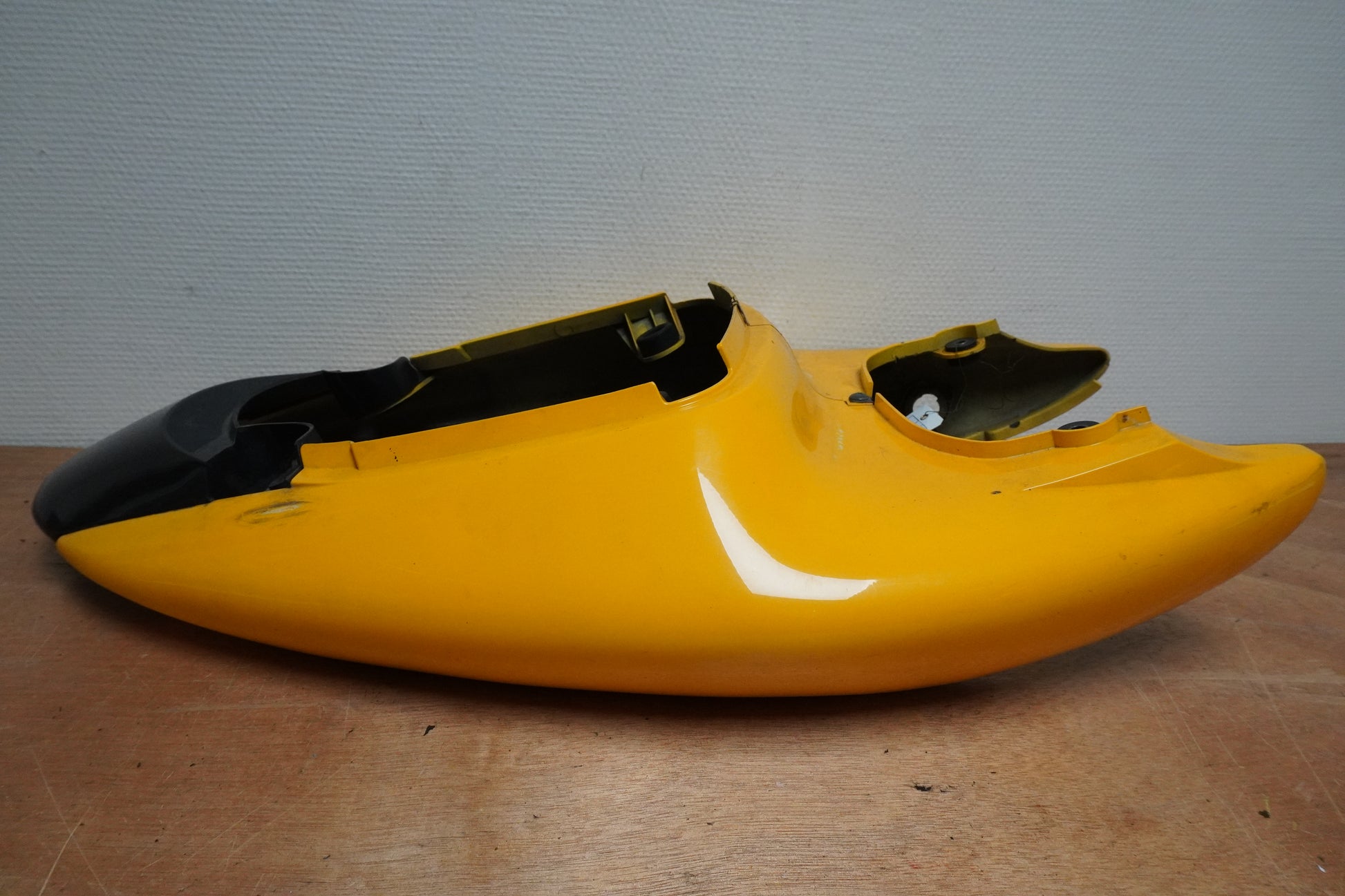 Snett uppifrån på Bakvinge från en Suzuki SV 650 -1999 motorcykel.