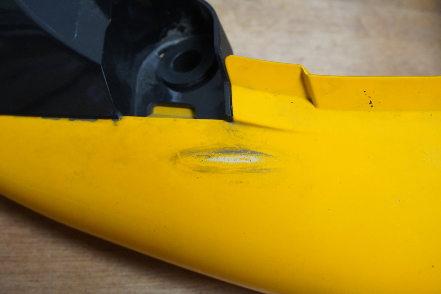 Snett nerifrån på Bakvinge från en Suzuki SV 650 -1999 motorcykel.