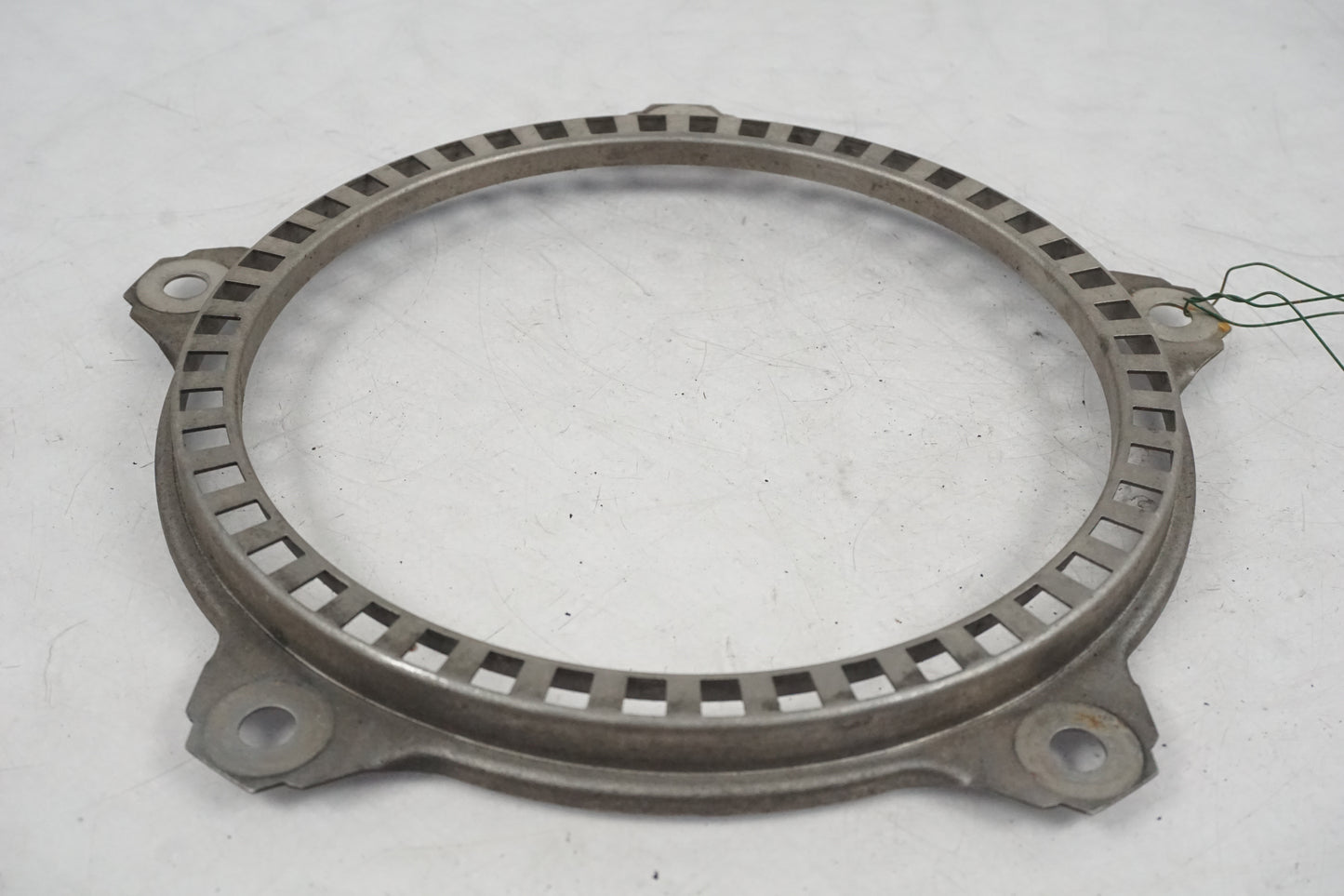 Baksidan på ABS krans från en BMW F 800 ST -2010 motorcykel.