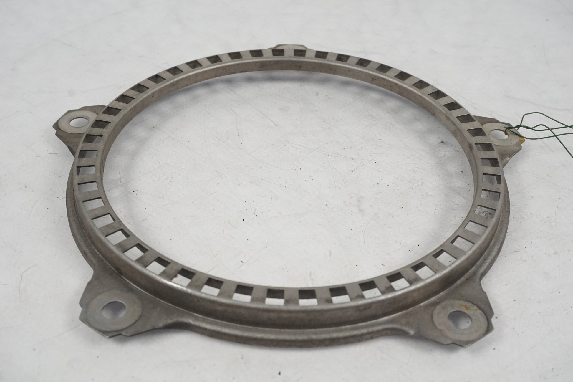 Baksidan på ABS krans från en BMW F 800 ST -2010 motorcykel.