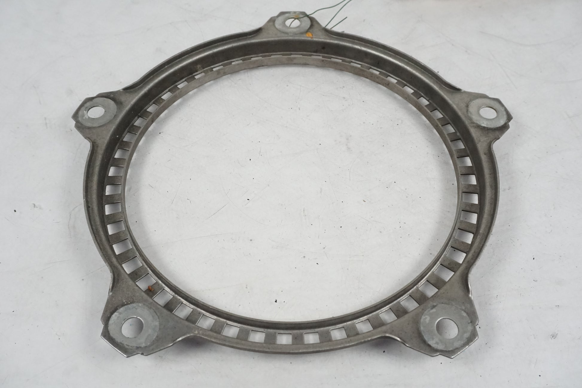 Höger sida på ABS krans från en BMW F 800 ST -2010 motorcykel.