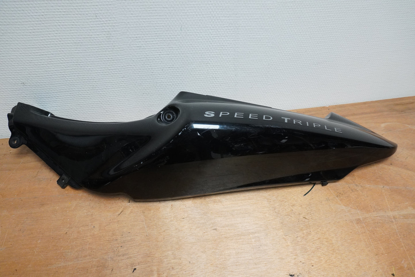 Framsidan på Bakvinge från en Triumph Speed Triple -2005 motorcykel.