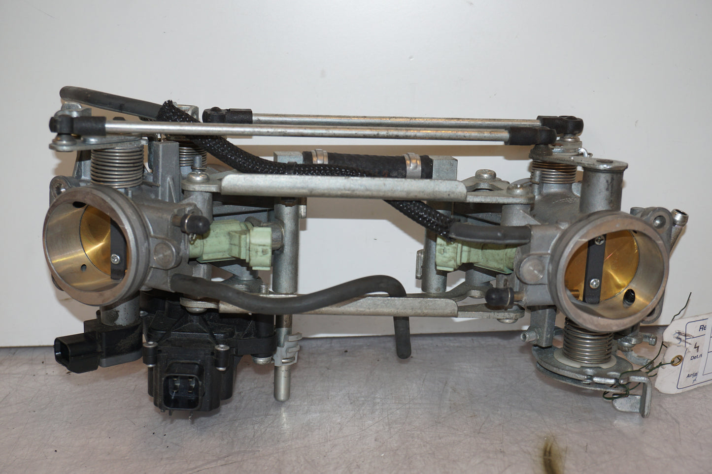 Höger sida på Fuel Rail från en Suzuki SV 650 -2007 motorcykel.