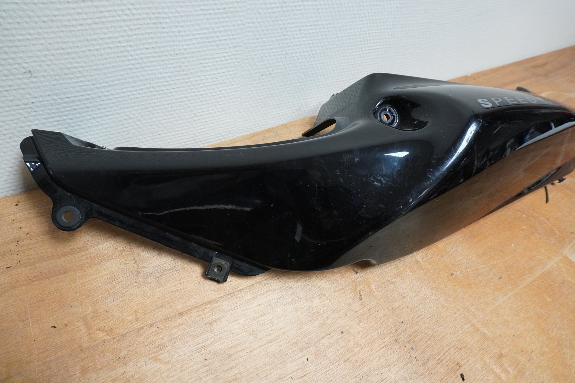 Baksidan på Bakvinge från en Triumph Speed Triple -2005 motorcykel.