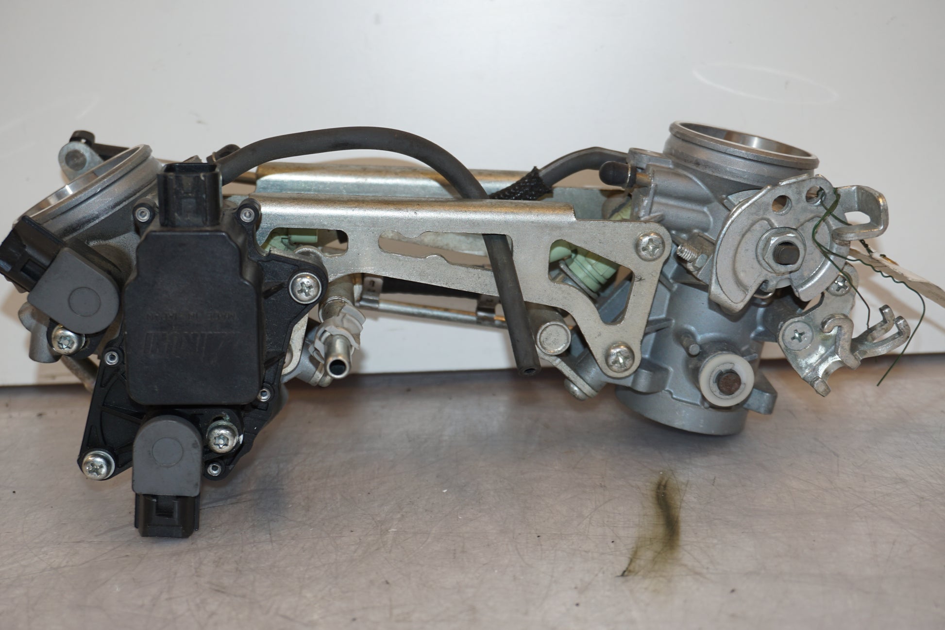 Vänster sida på Fuel Rail från en Suzuki SV 650 -2007 motorcykel.