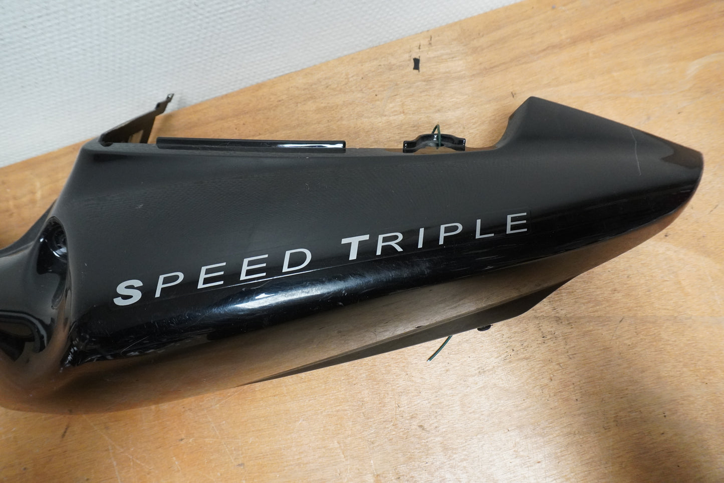 Höger sida på Bakvinge från en Triumph Speed Triple -2005 motorcykel.