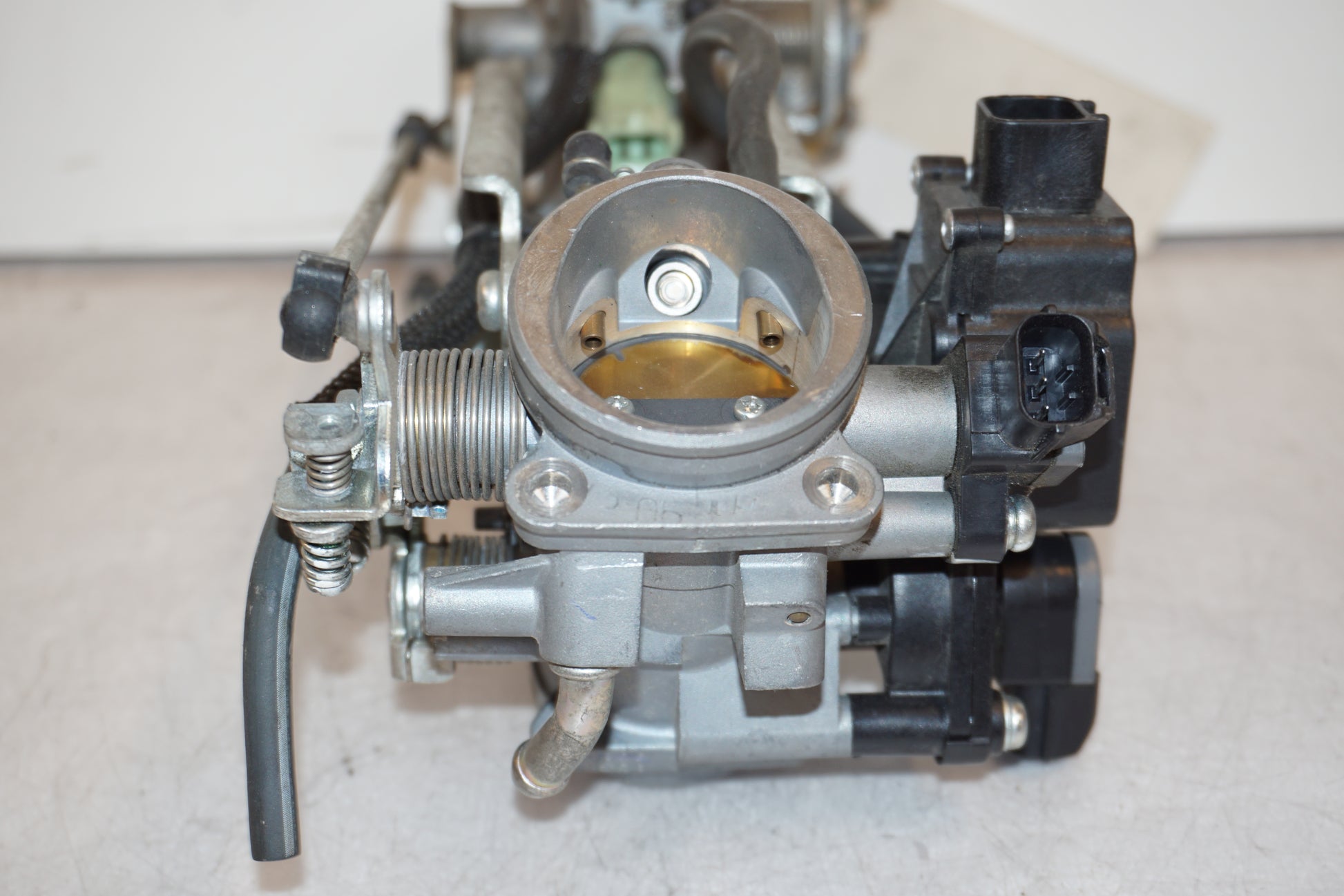 Snett uppifrån på Fuel Rail från en Suzuki SV 650 -2007 motorcykel.