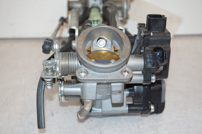 Snett uppifrån på Fuel Rail från en Suzuki SV 650 -2007 motorcykel.