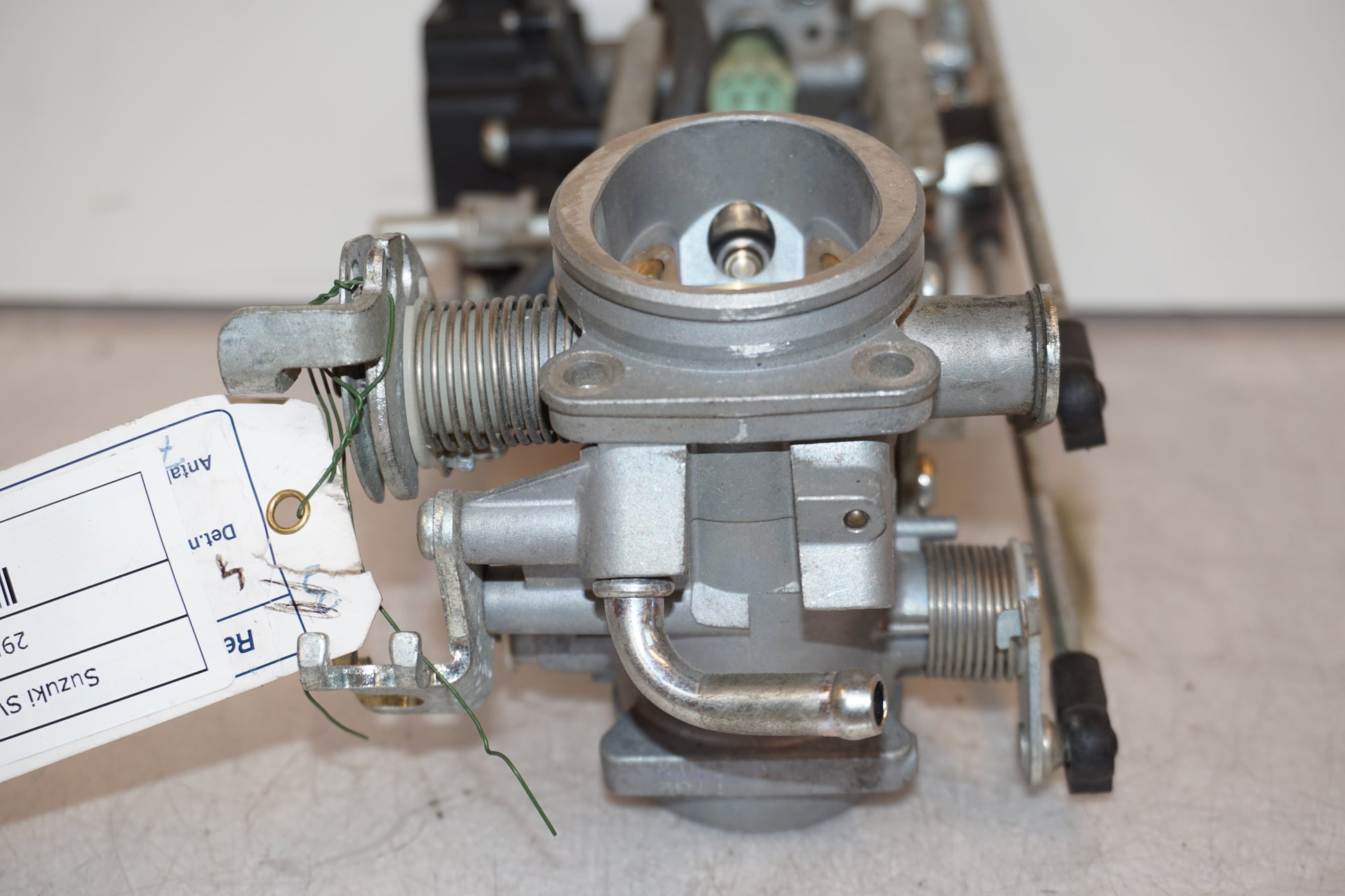 Snett nerifrån på Fuel Rail från en Suzuki SV 650 -2007 motorcykel.