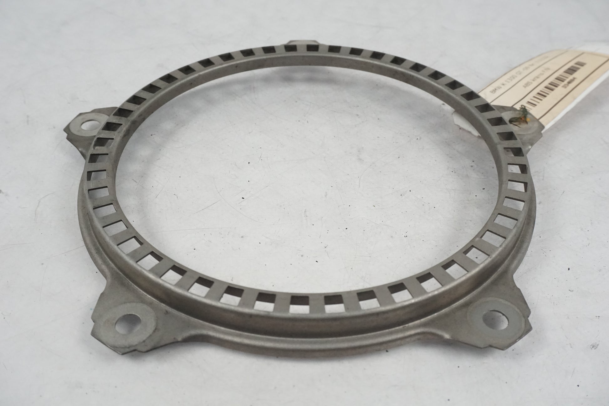 Baksidan på ABS krans från en BMW K 1300 GT -2009 motorcykel.