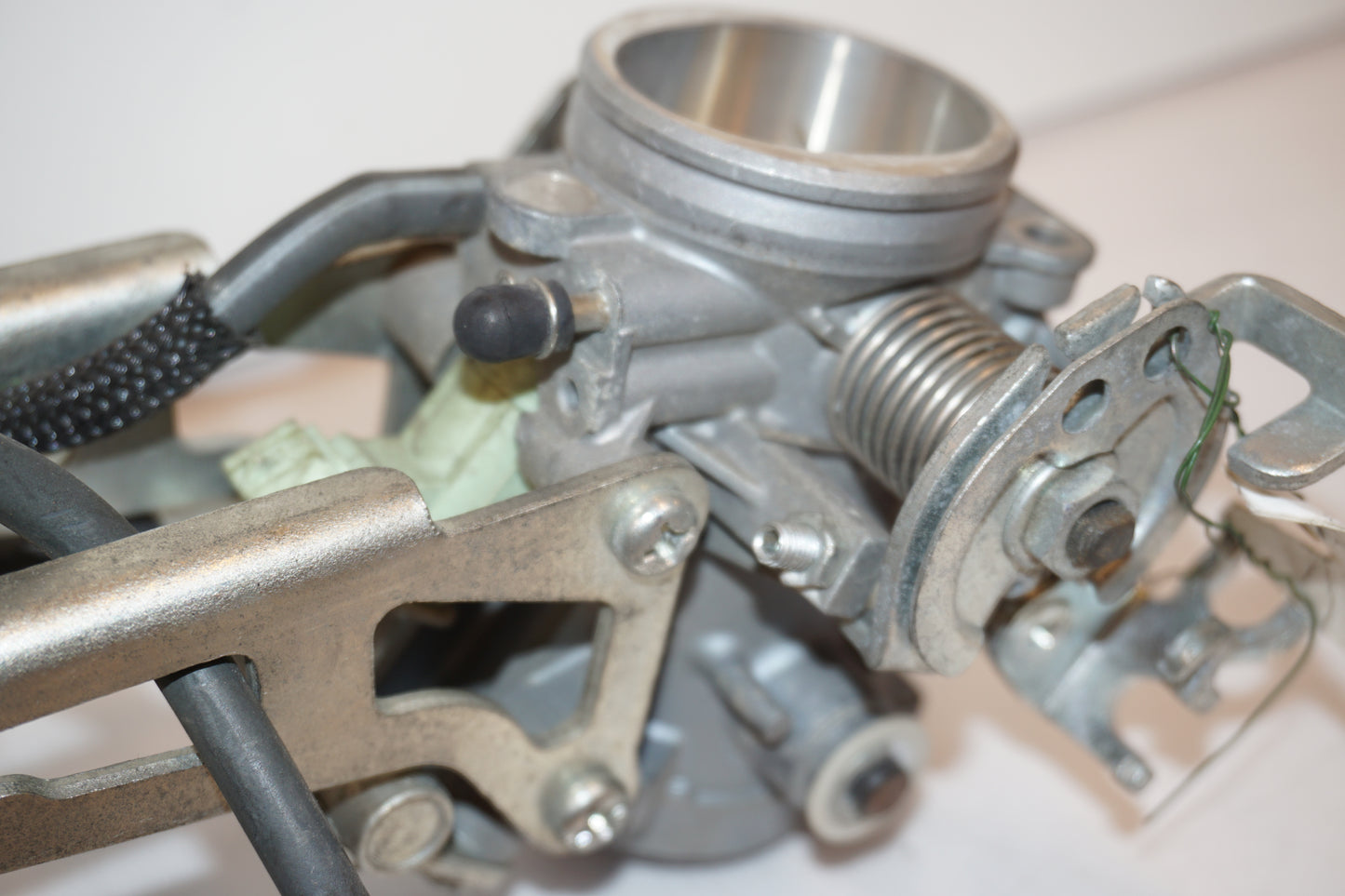 Extrabild1 på Fuel Rail från en Suzuki SV 650 -2007 motorcykel.