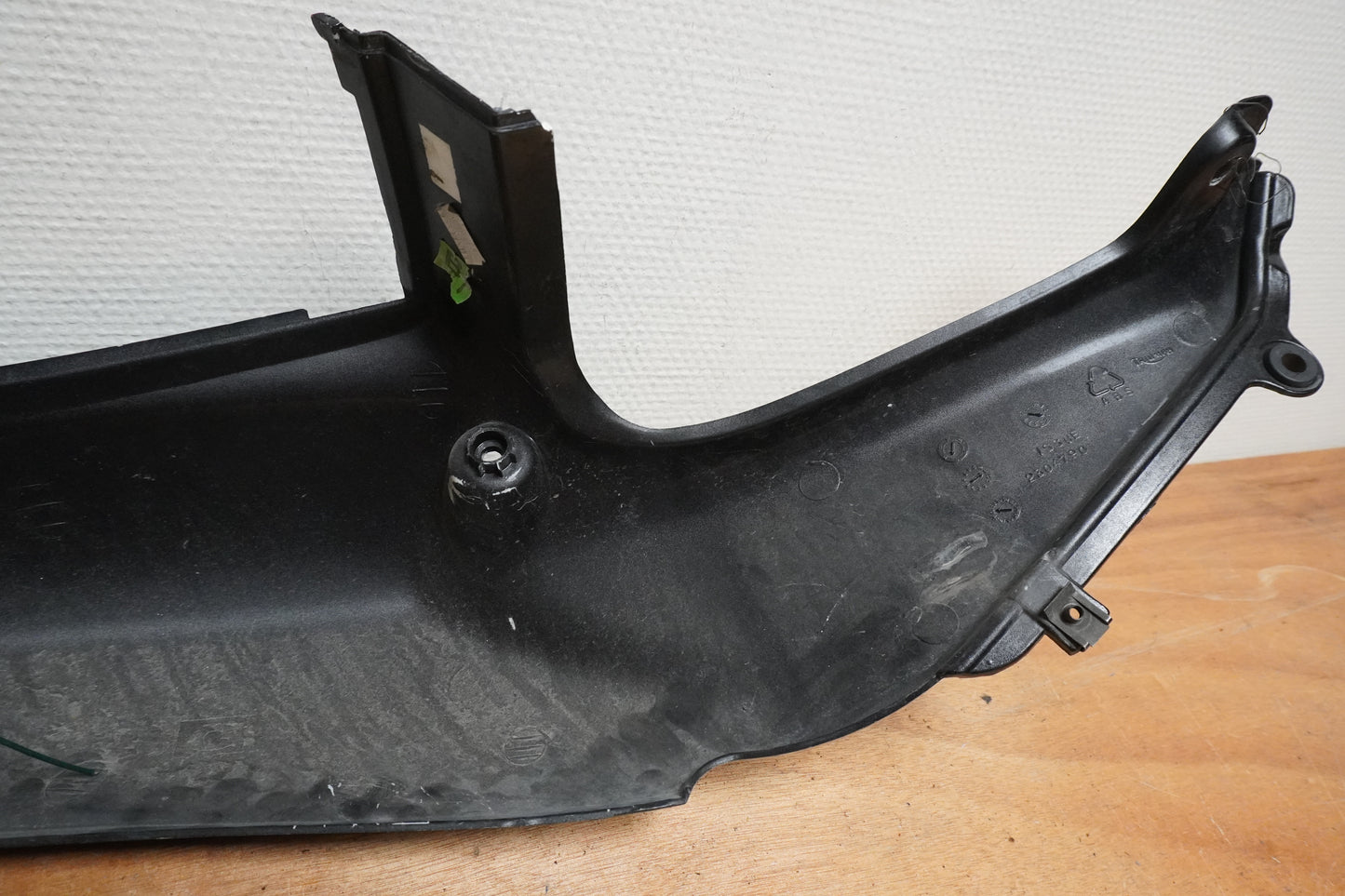 Snett nerifrån på Bakvinge från en Triumph Speed Triple -2005 motorcykel.