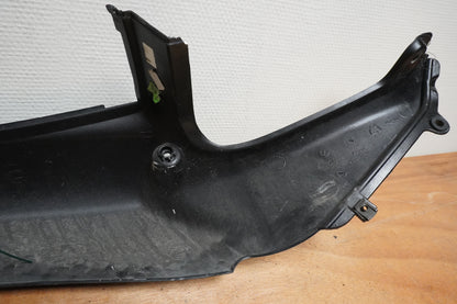 Snett nerifrån på Bakvinge från en Triumph Speed Triple -2005 motorcykel.