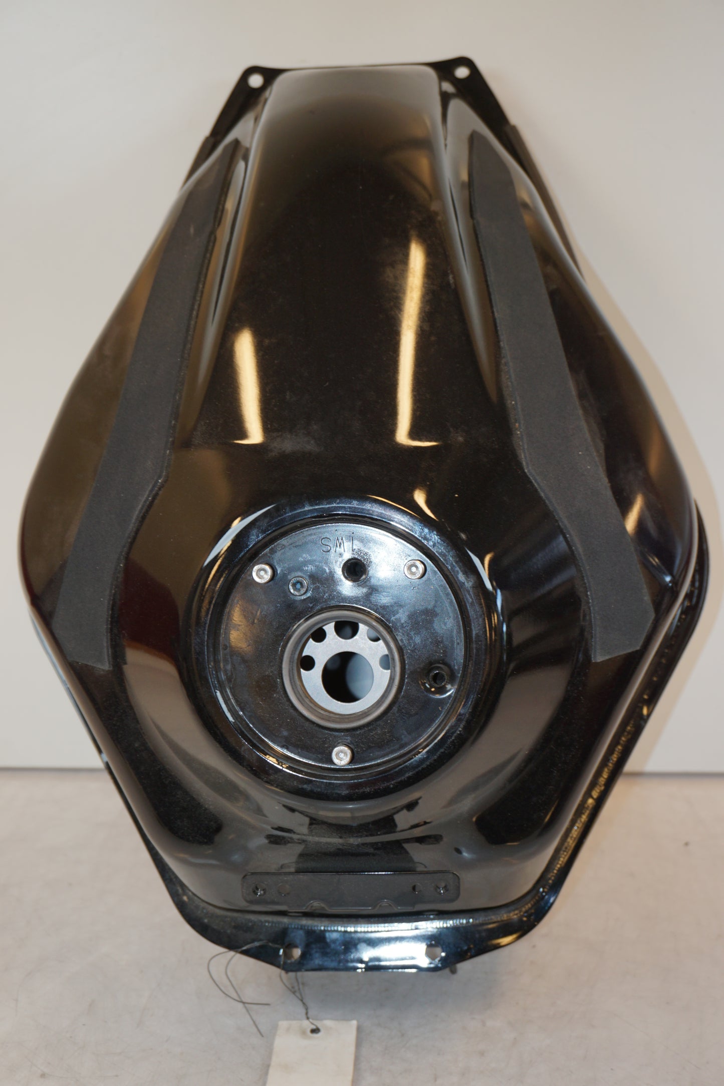 Framsidan på Bensintank från en Yamaha MT-07 Tracer -2016 motorcykel.