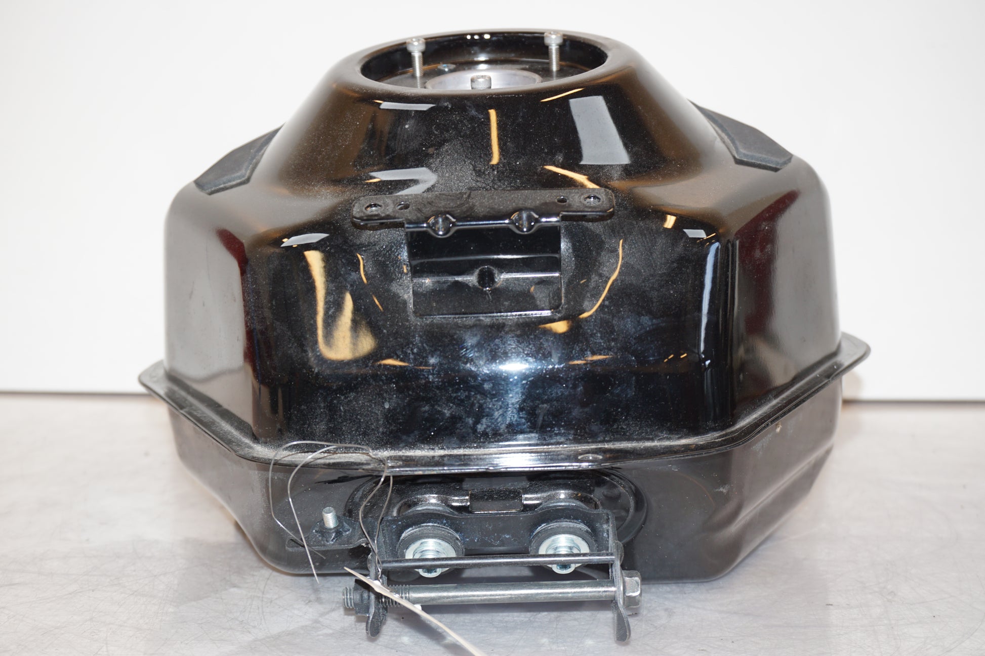 Höger sida på Bensintank från en Yamaha MT-07 Tracer -2016 motorcykel.