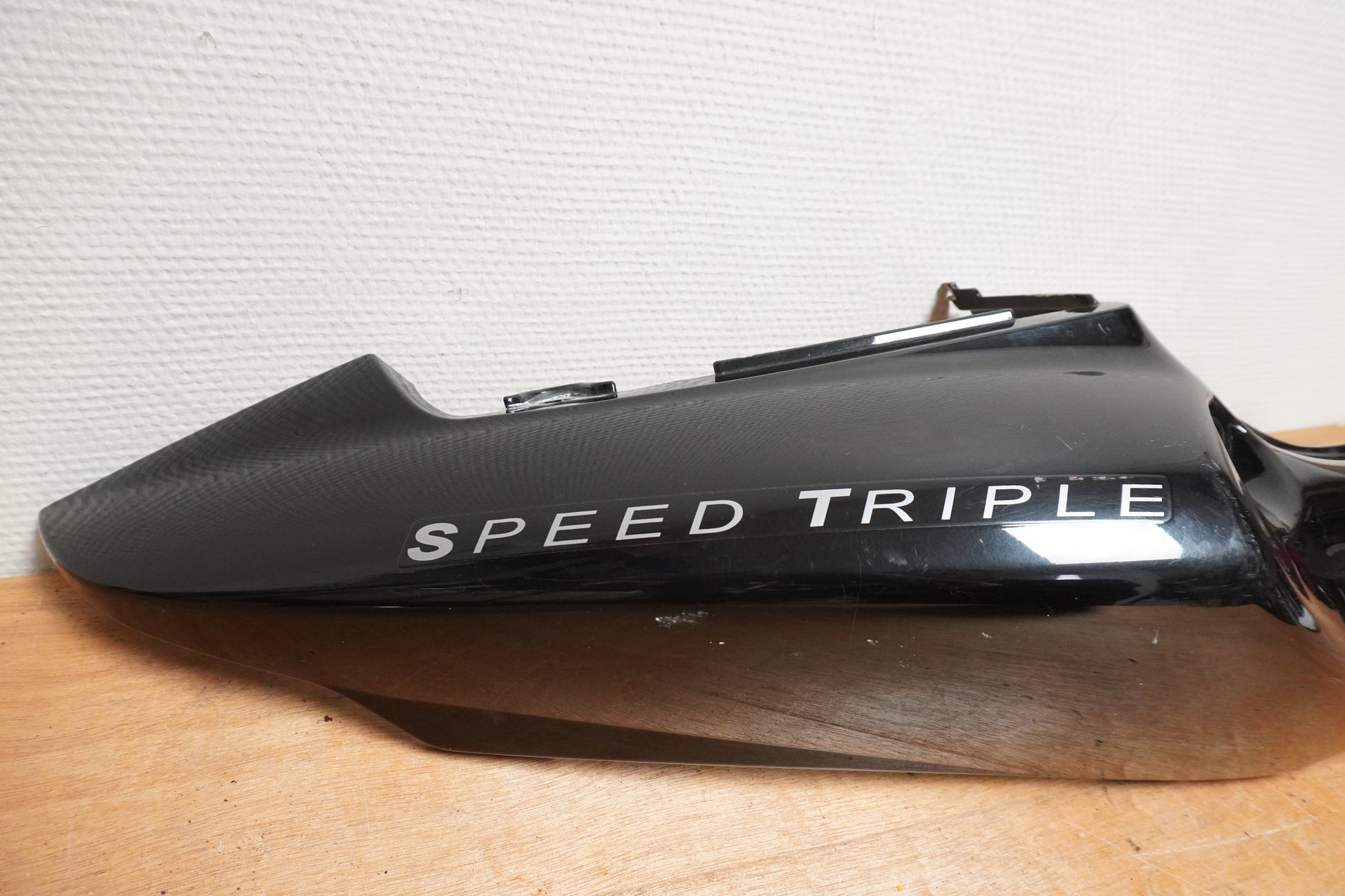 Baksidan på Bakvinge från en Triumph Speed Triple -2005 motorcykel.