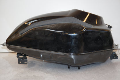 Vänster sida på Bensintank från en Yamaha MT-07 Tracer -2016 motorcykel.