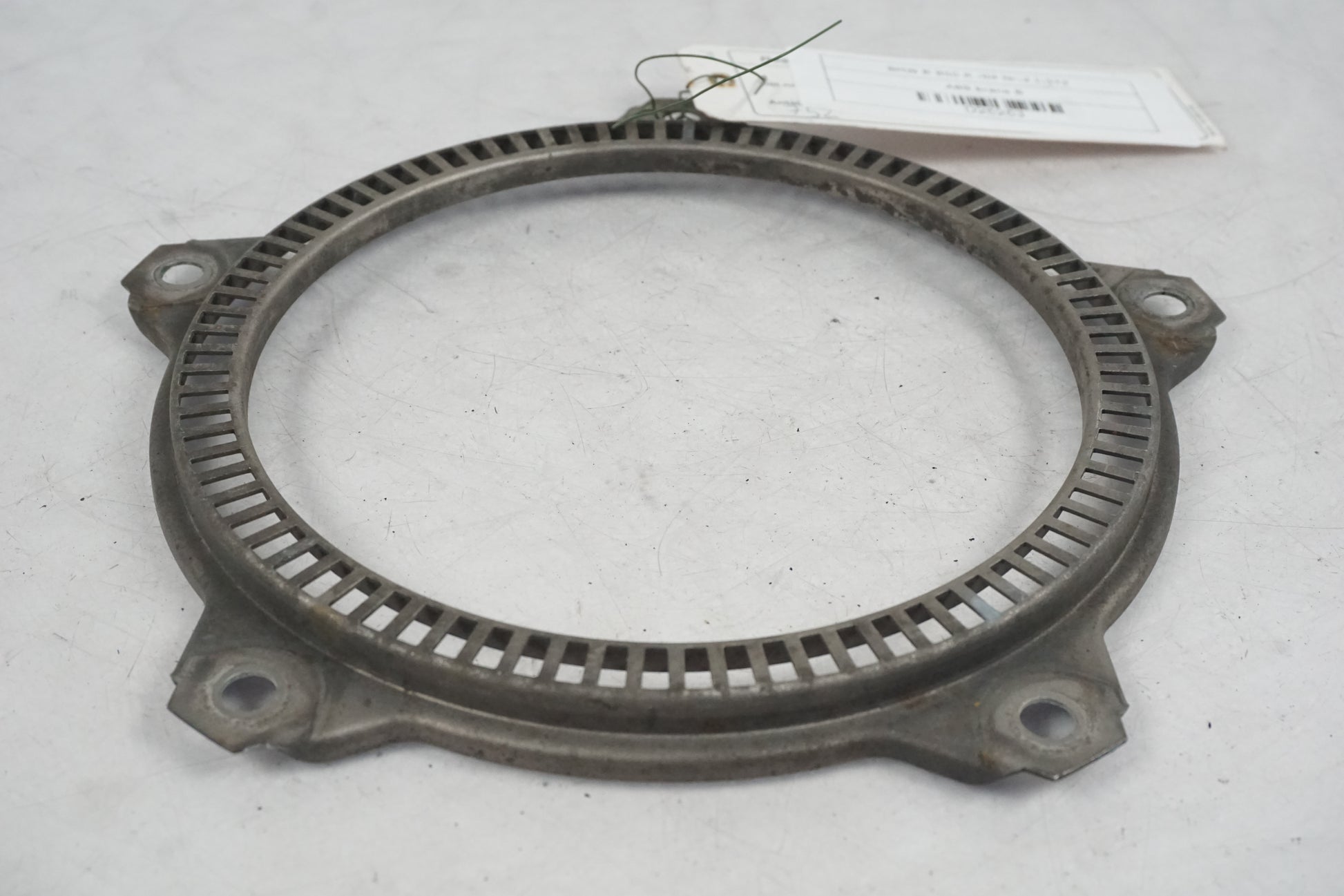 Baksidan på ABS krans från en BMW R 850 R -2004 motorcykel.