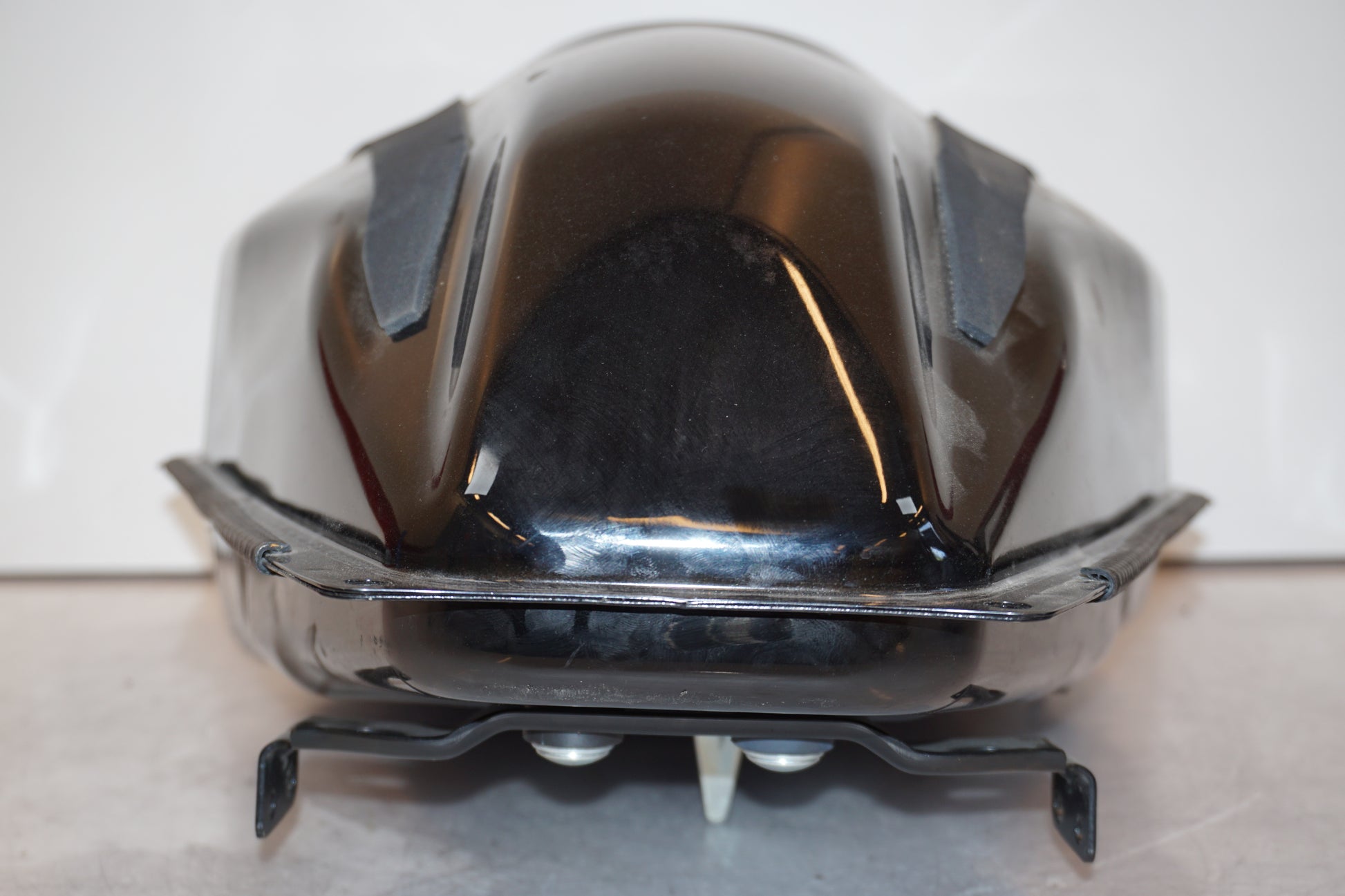 Snett uppifrån på Bensintank från en Yamaha MT-07 Tracer -2016 motorcykel.