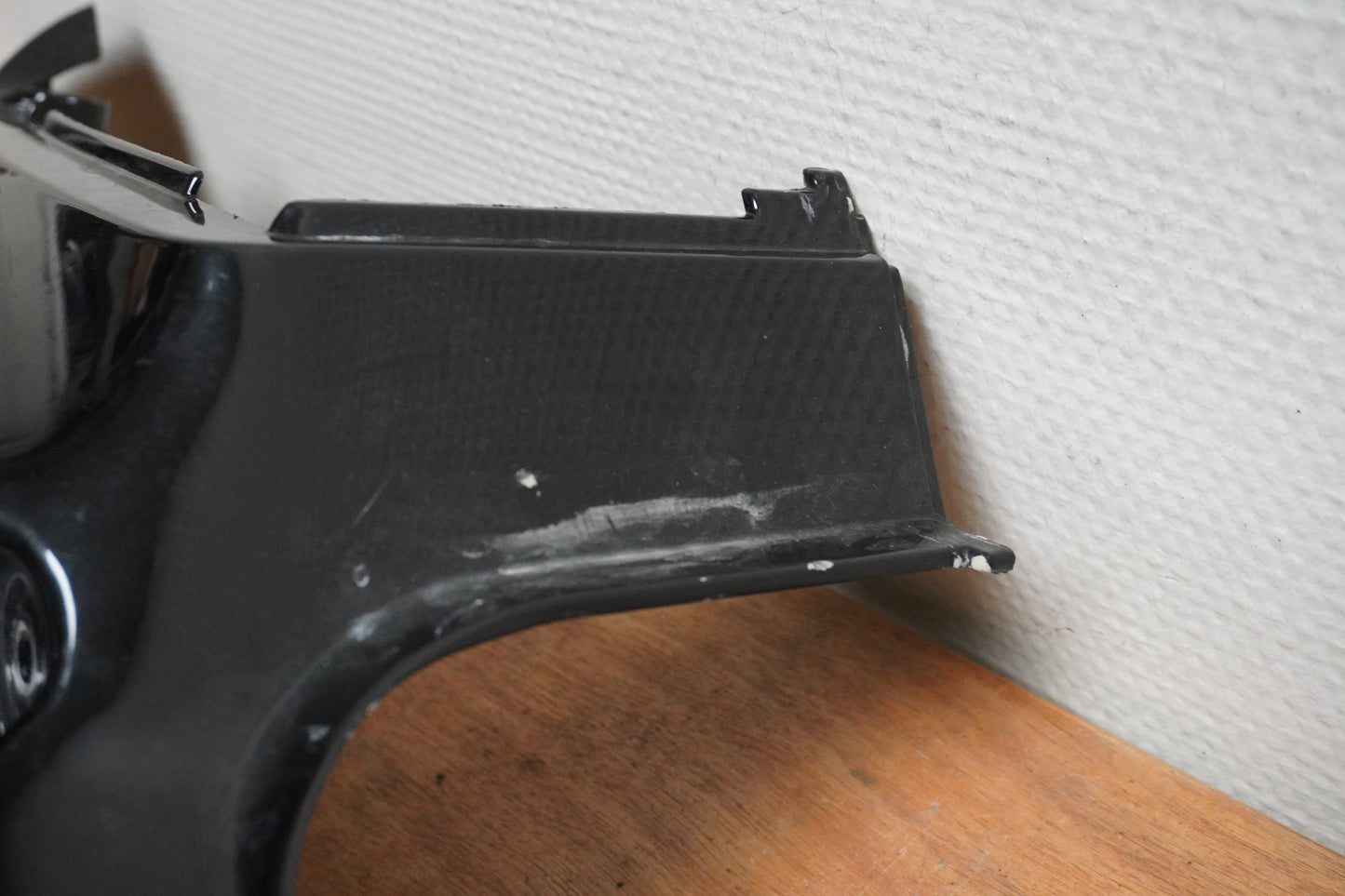 Vänster sida på Bakvinge från en Triumph Speed Triple -2005 motorcykel.