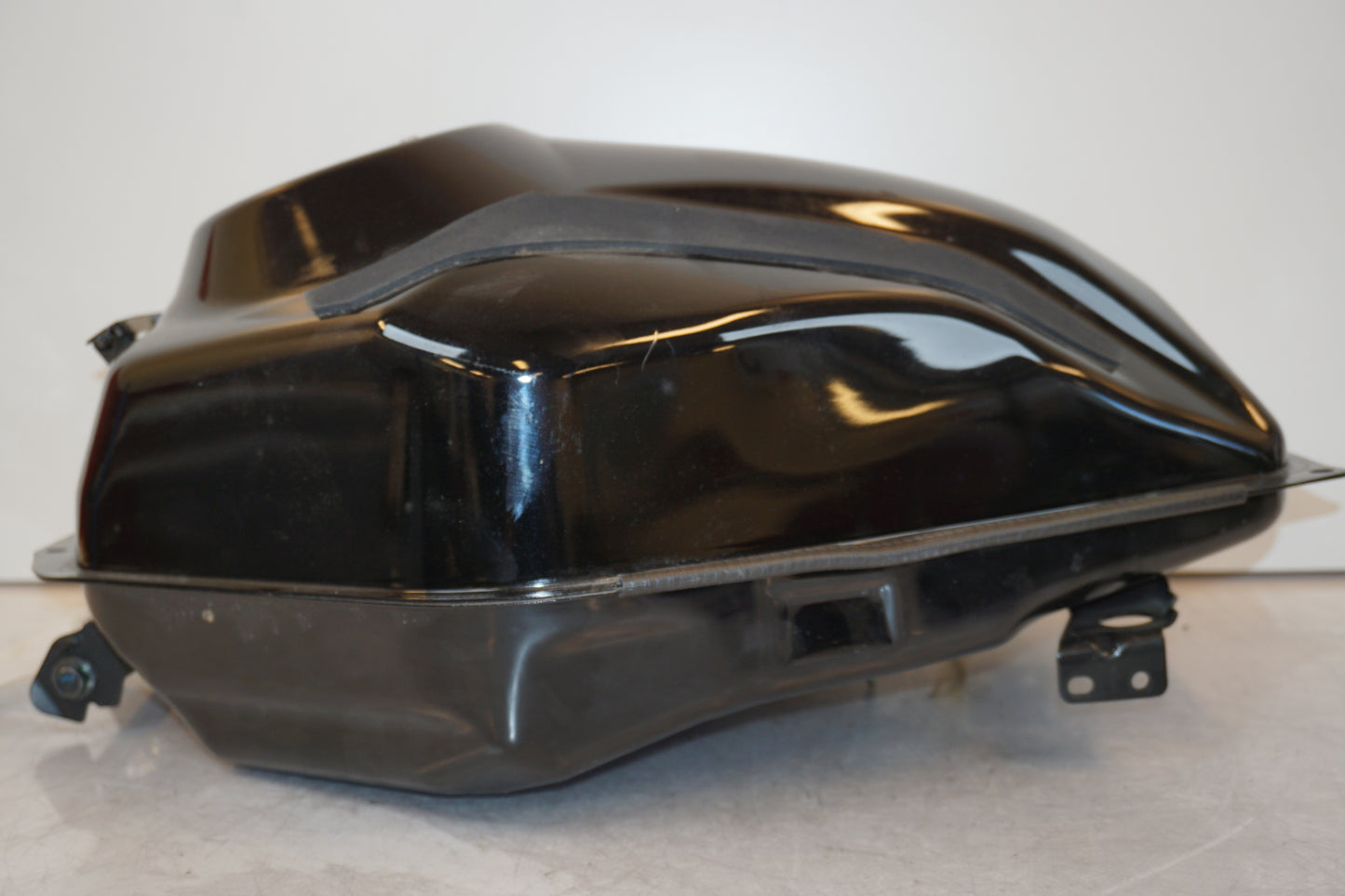 Snett nerifrån på Bensintank från en Yamaha MT-07 Tracer -2016 motorcykel.